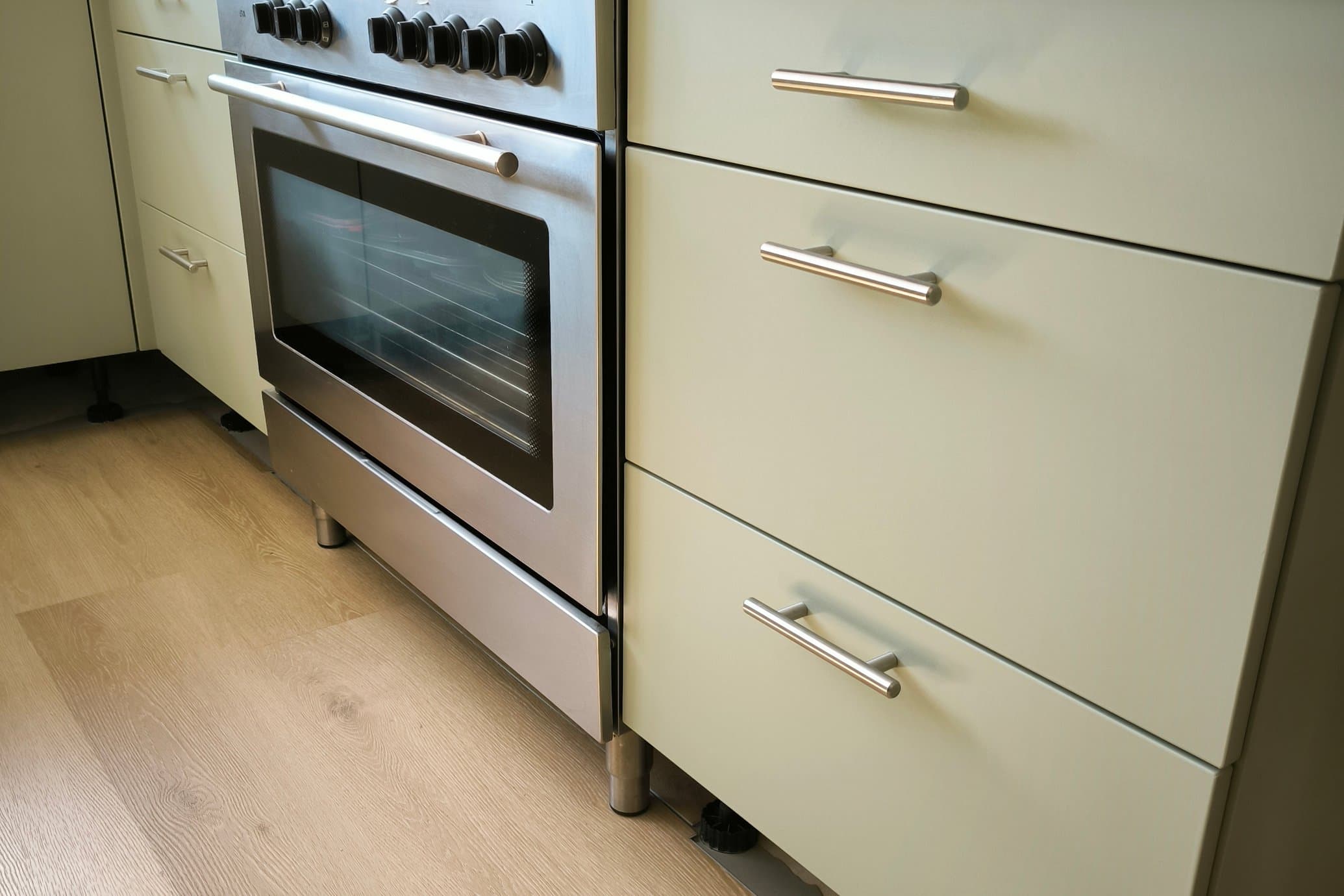 Keukenfronten na het wrappen, in mat donker met rvs grepen